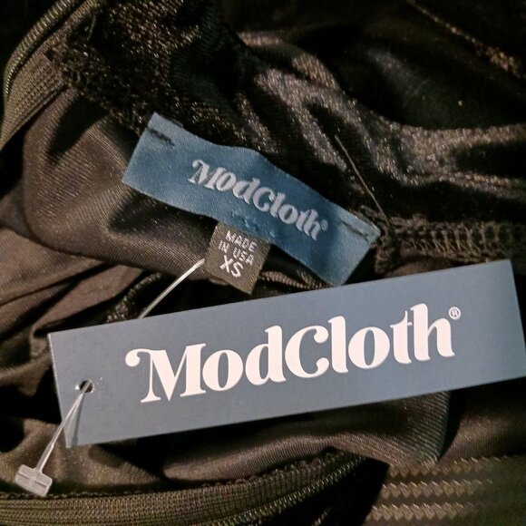 NEW Modcloth Shine with Me Black Velvet Mock Neck‎ Flutter Sleeve Jumpsuit XS - Picture 9 of 15